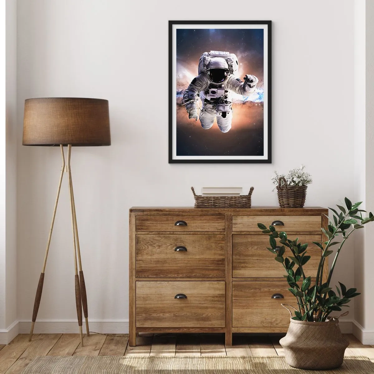 Plakat i sort ramme - Astronaut i rummet - 50x70cm - Hilsner fra det ydre rum - Moderne vægdekoration til stue og soveværelse ARTTOR