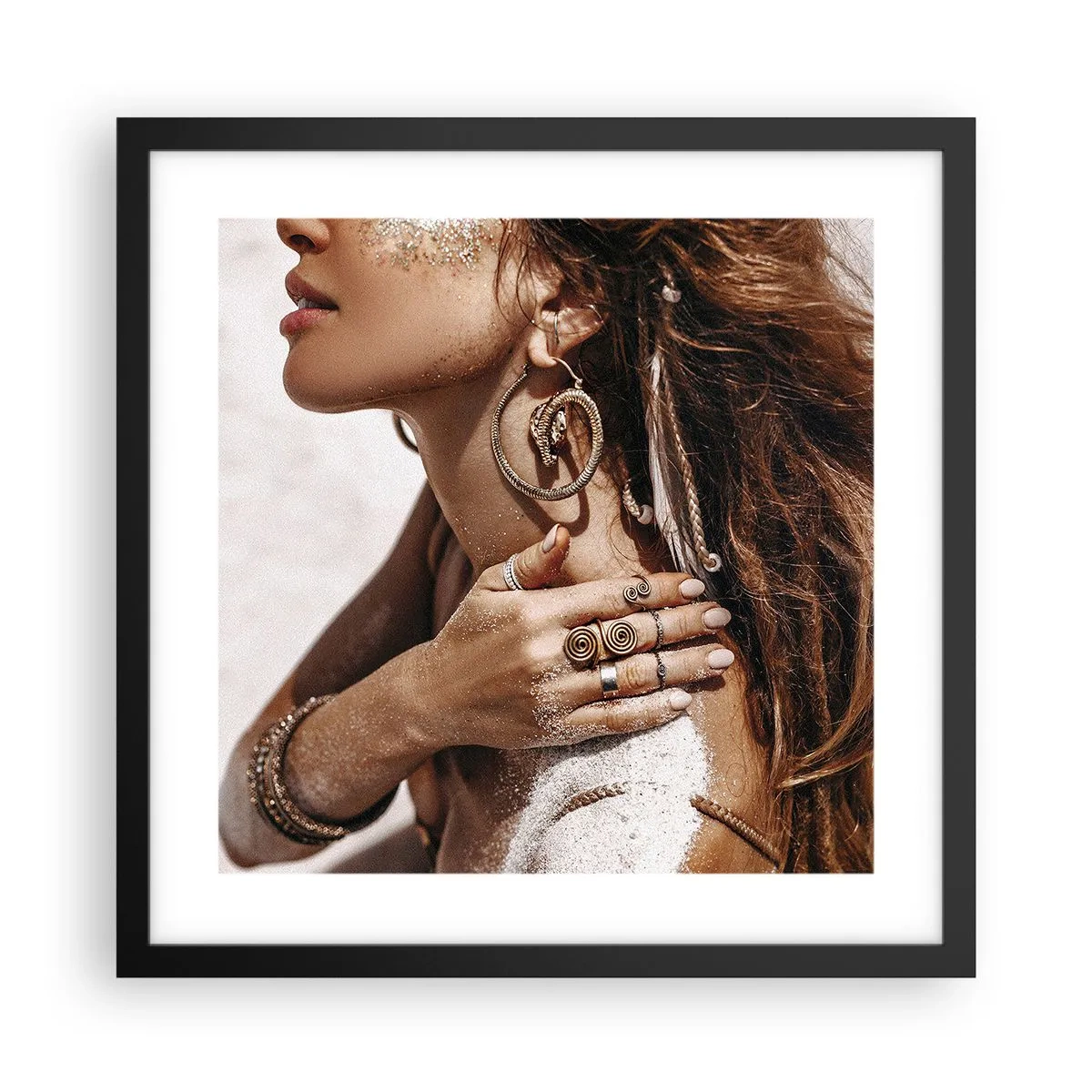 Plakat i sort ramme - Dronning af den vilde strand - 40x40 cm