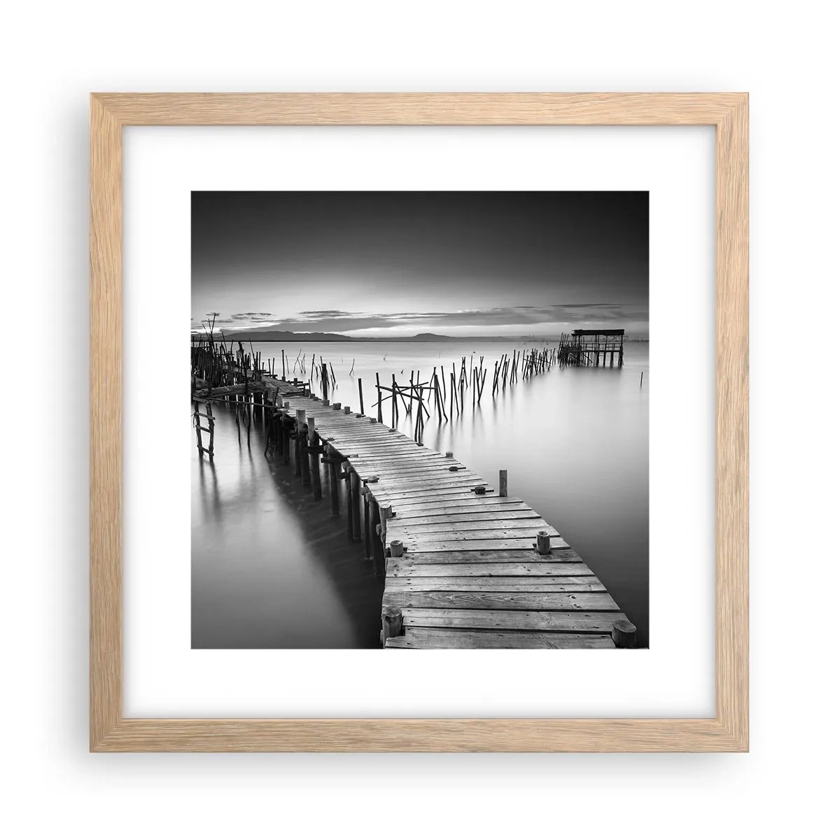 Plakat i ramme af lyst egetræ - Stilheden fra en glemt kyst - 30x30 cm