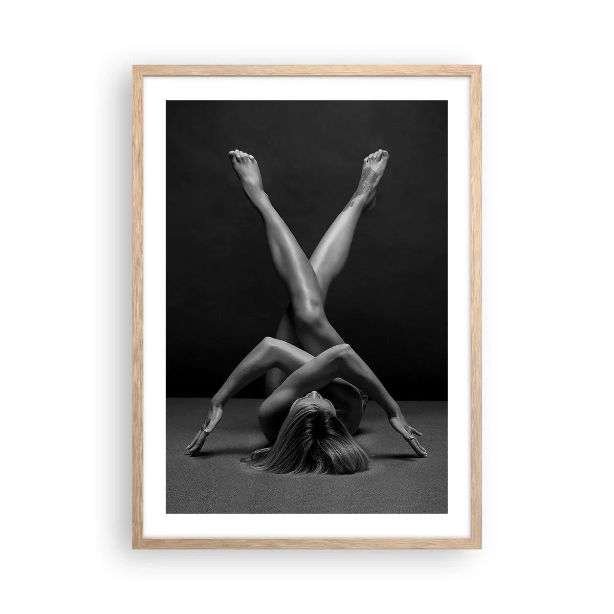 Plakat i ramme af lyst egetræ - Nøgenhedens geometri - 50x70 cm