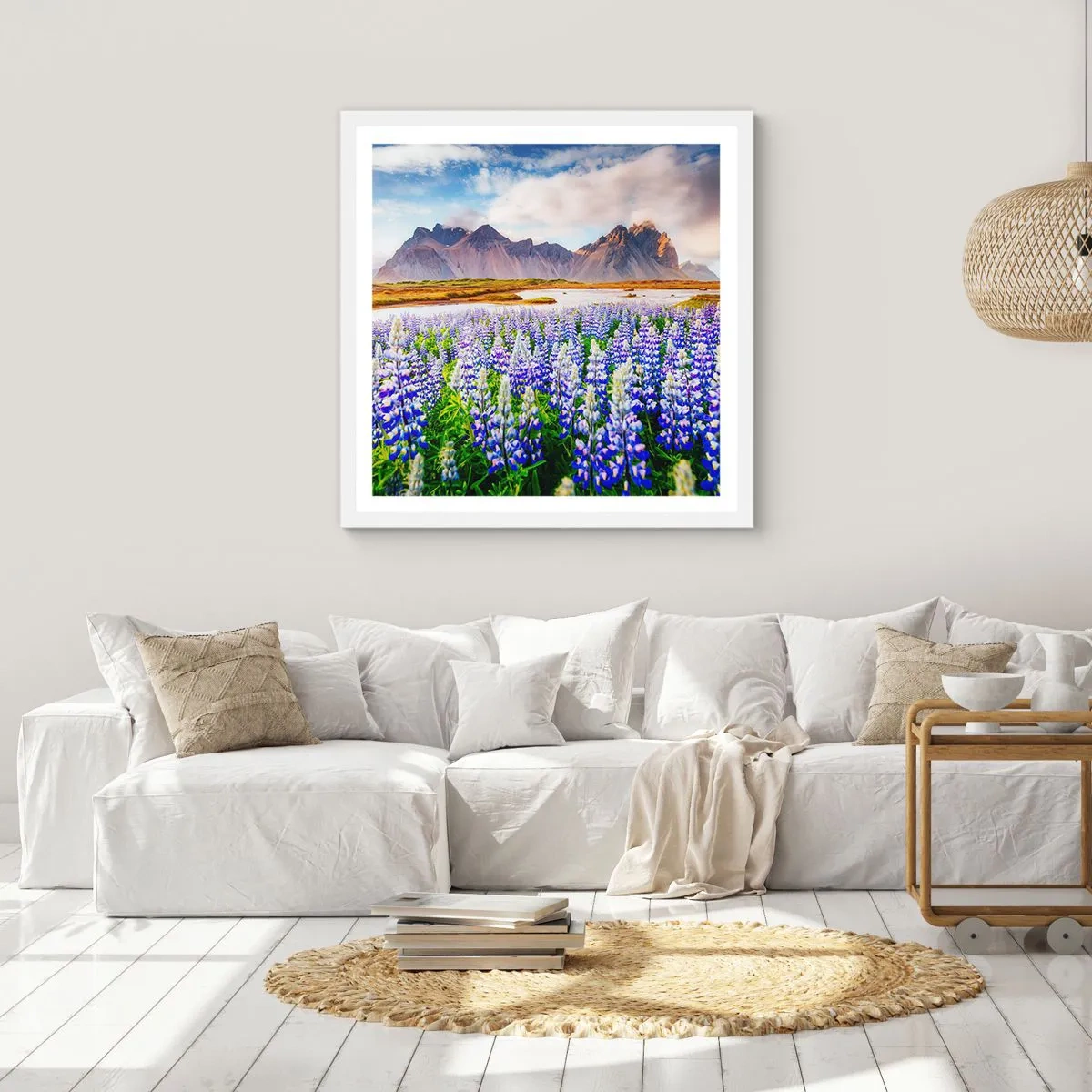 Plakat i hvid ramme - Styrke og strenghed ved siden af blidhed - 40x40 cm