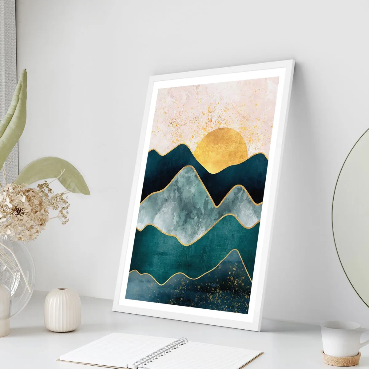 Plakat i hvid ramme - Bag de syv bjerge - 70x100 cm