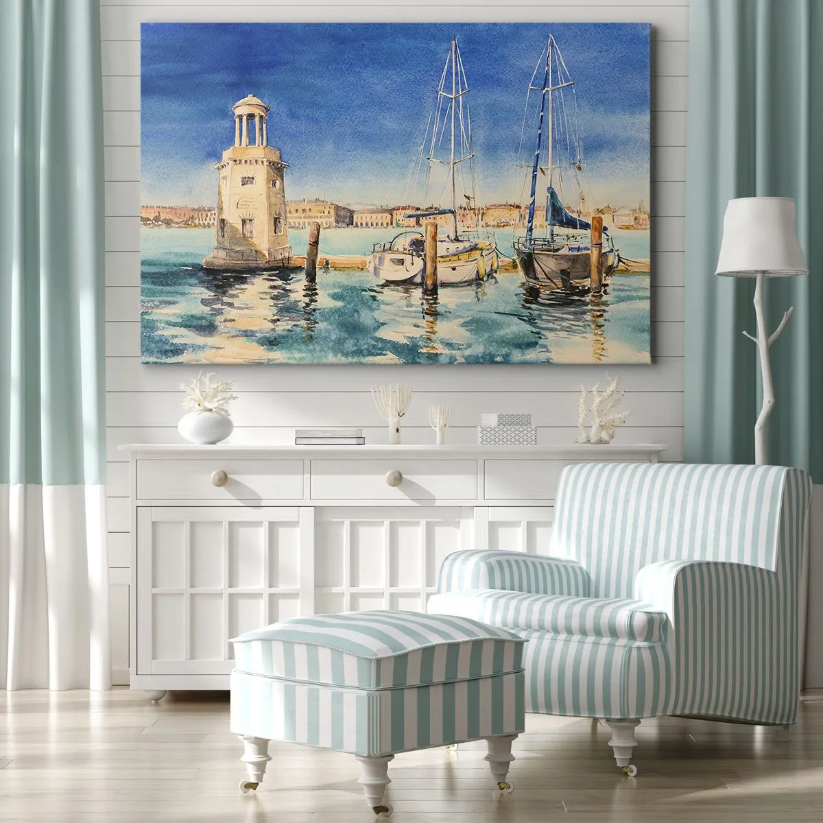 Lærredstryk - Billede på lærred - Marina med både mod en blå lagune som baggrund - 70x50cm - Solrig lagune - Moderne vægdekoration til stue og soveværelse ARTTOR