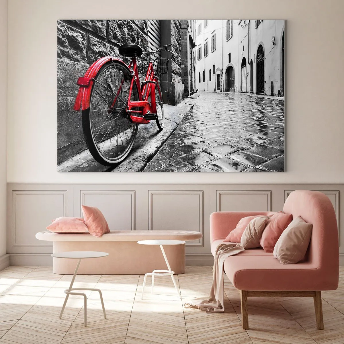 Billede på glas - En rød cykel på en brostensbelagt gade med en monokrom baggrund. - 70x50cm - Ægte skønhed ældes ikke - Moderne vægdekoration til stue og soveværelse ARTTOR