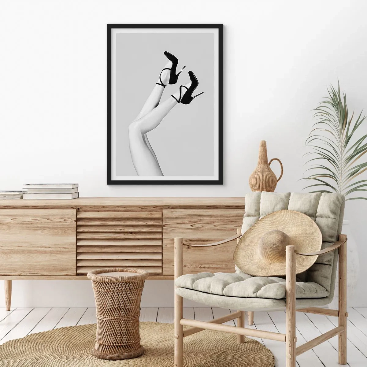 Plakat i sort ramme - Stilfulde ben i sorte høje hæle - 50x70cm - På hovedet - Moderne vægdekoration til stue og soveværelse ARTTOR
