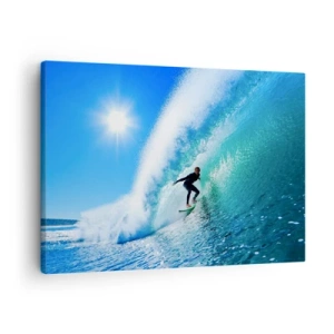Lærredstryk - Billede på lærred - En surfer på et bræt rider inde i en kraftig bølge under en blå himmel. - 70x50cm - Gennem den store blå - Moderne vægdekoration til stue og soveværelse ARTTOR