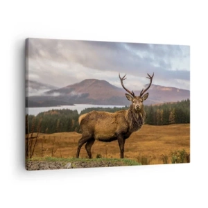 Lærredstryk - Billede på lærred - En hjort mod baggrunden af et bjerglandskab med søer og skov - 70x50cm - Naturens majestæt - Moderne vægdekoration til stue og soveværelse ARTTOR