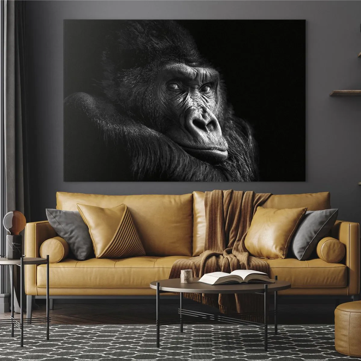 Billede på glas - Sort-hvidt portræt af en gorilla i skyggen af et vindue - 70x50cm - Og hvad kigger du på? - Moderne vægdekoration til stue og soveværelse ARTTOR