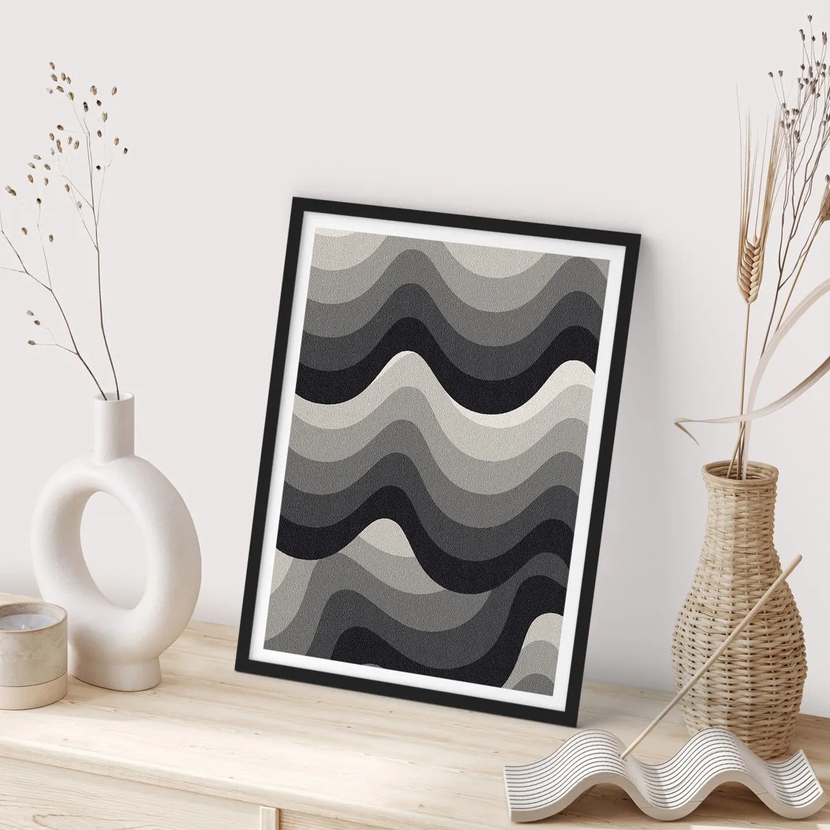 Plakat i sort ramme - Geometriske bølger i nuancer af sort og grå - 50x70cm - Bølge efter bølge - Moderne vægdekoration til stue og soveværelse ARTTOR
