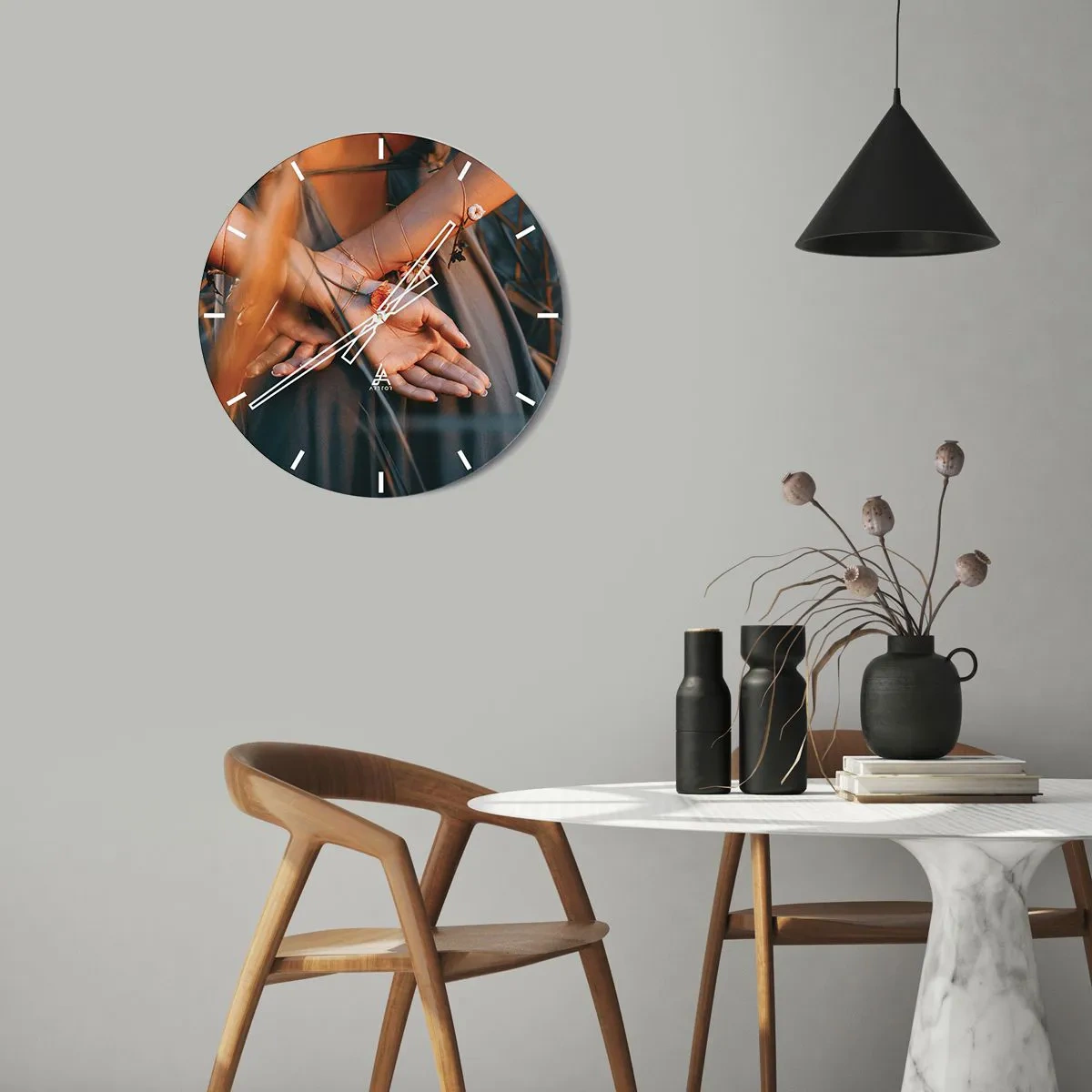 Vægur, Uret - Nærbillede af foldede hænder flettet sammen med planter - 30x30cm - Forbundet med naturen - Moderne vægdekoration til stue, køkken og soveværelse ARTTOR