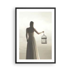 Plakat i sort ramme - En kvinde med et bur mod et tåget landskab - 50x70cm - Vær fri - Moderne vægdekoration til stue og soveværelse ARTTOR