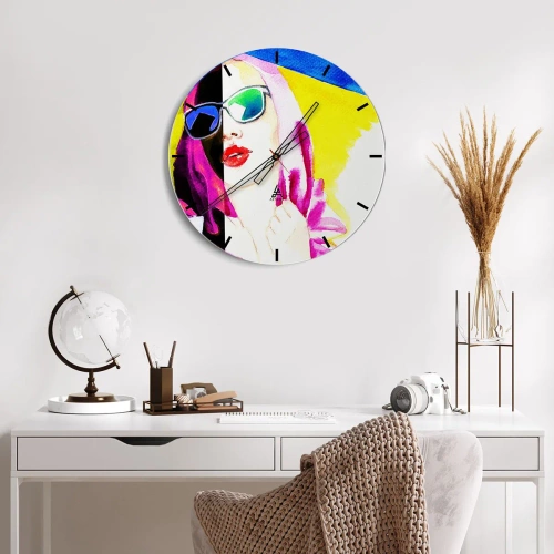 Vægur, Uret - Kvinde med pop art-briller - 30x30cm - Jeg er ikke hvid, og jeg er ikke sort - Moderne vægdekoration til stue, køkken og soveværelse ARTTOR