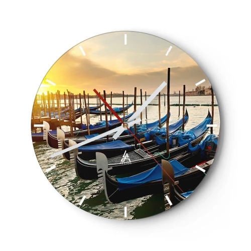 Vægur, Uret - Gondoler fortøjet ved vandet ved solnedgang med udsigt over byen - 30x30cm - Før travlheden kommer - Moderne vægdekoration til stue, køkken og soveværelse ARTTOR