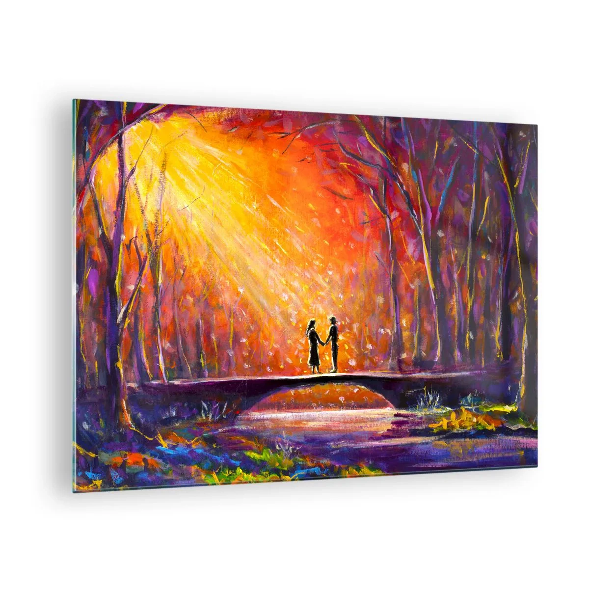 Billede på glas - Et par på en bro i lyset fra den nedgående sol, omgivet af træer. - 70x50cm - Himlen elsker dem også - Moderne vægdekoration til stue og soveværelse ARTTOR