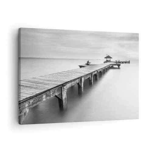 Lærredstryk - Billede på lærred - En sort-hvid visning af en træmole over roligt vand. - 70x50cm - Ind i det fjerne - Moderne vægdekoration til stue og soveværelse ARTTOR