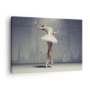Lærredstryk - Billede på lærred - En balletdanser i en hvid kjole mod en rå væg. - 70x50cm - Let som en fugl - Moderne vægdekoration til stue og soveværelse ARTTOR