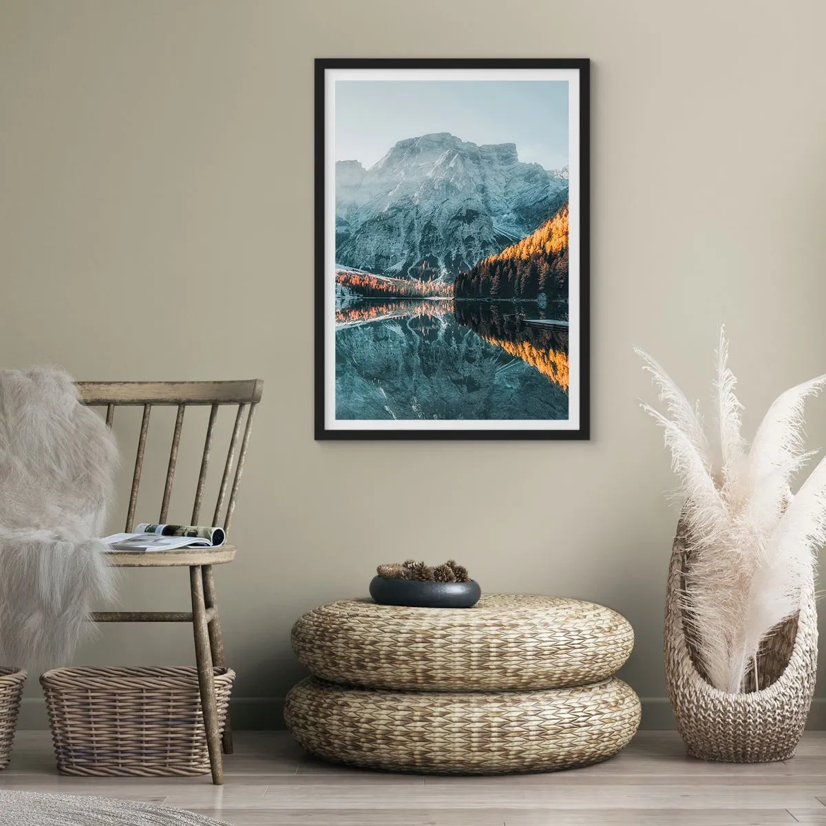 Plakat i sort ramme - Bjerglandskab spejlet i søen ved solnedgang - 50x70cm - Spejllandskab - Moderne vægdekoration til stue og soveværelse ARTTOR