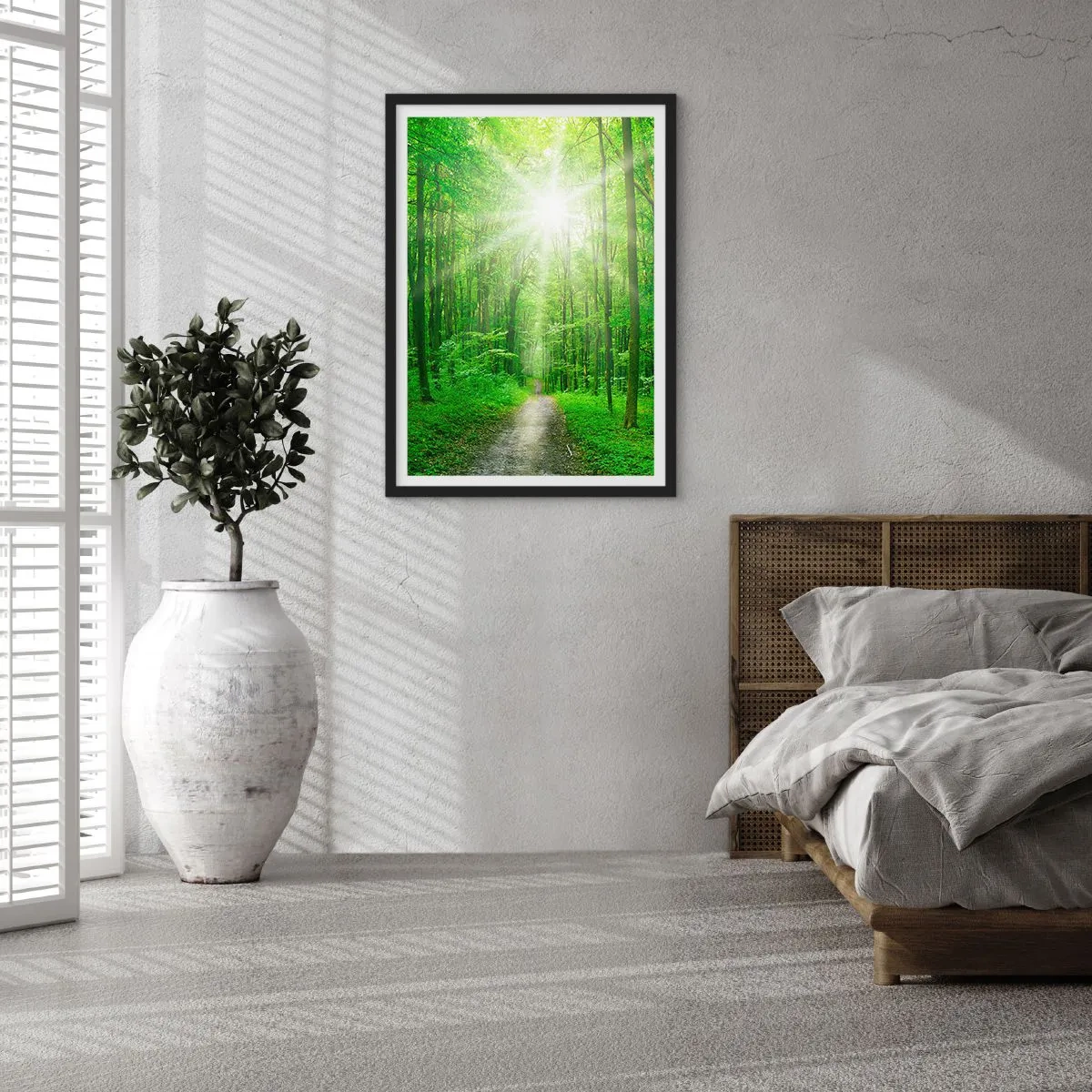 Plakat i sort ramme - En skovsti oplyst af solens stråler - 50x70cm - Grøn katedral - Moderne vægdekoration til stue og soveværelse ARTTOR
