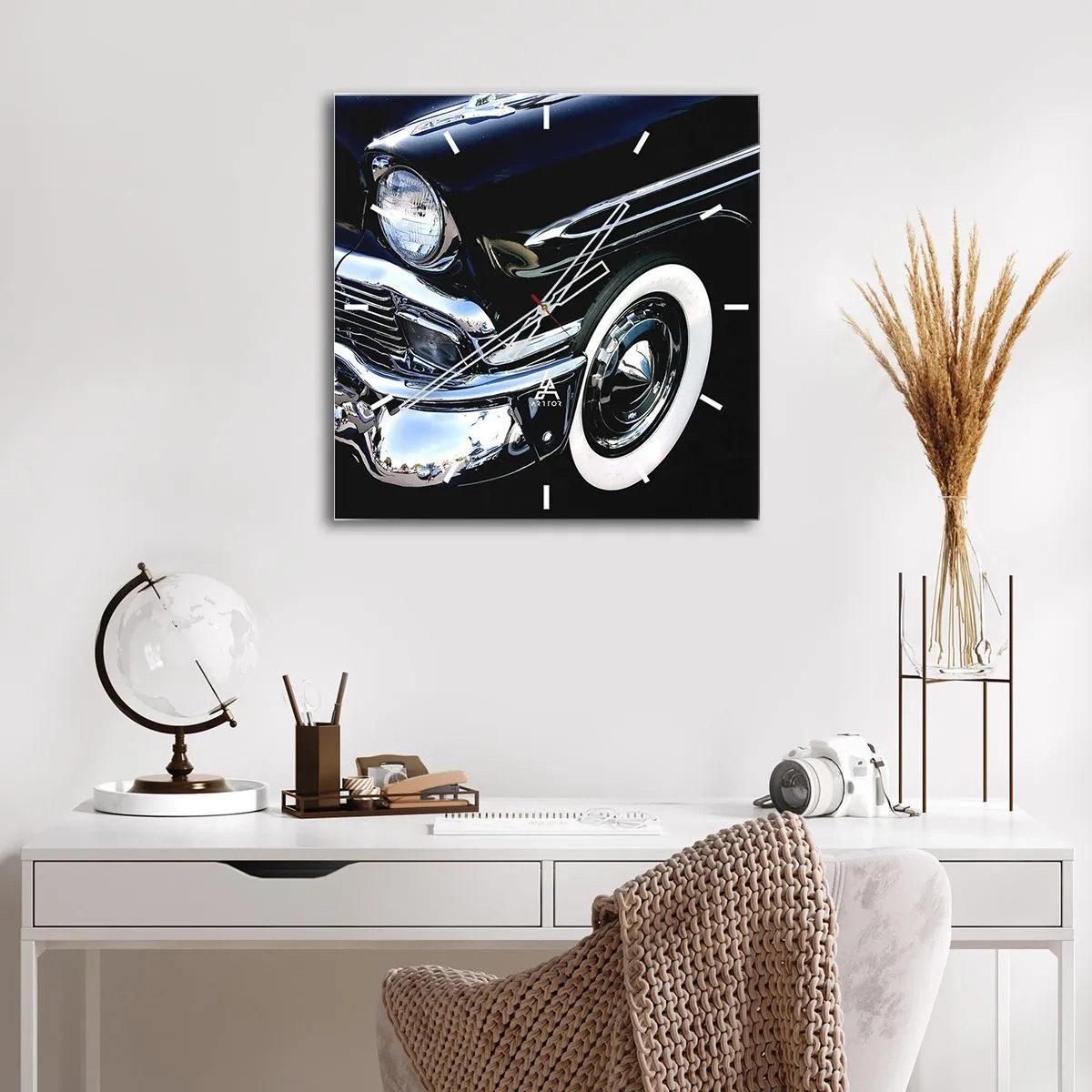 Vægur, Uret - Klassikere i sølv, sort og hvid - 30x30 cm