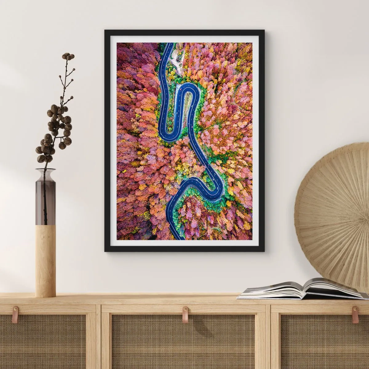 Plakat i sort ramme - En snoet vej gennem skoven - 40x50 cm
