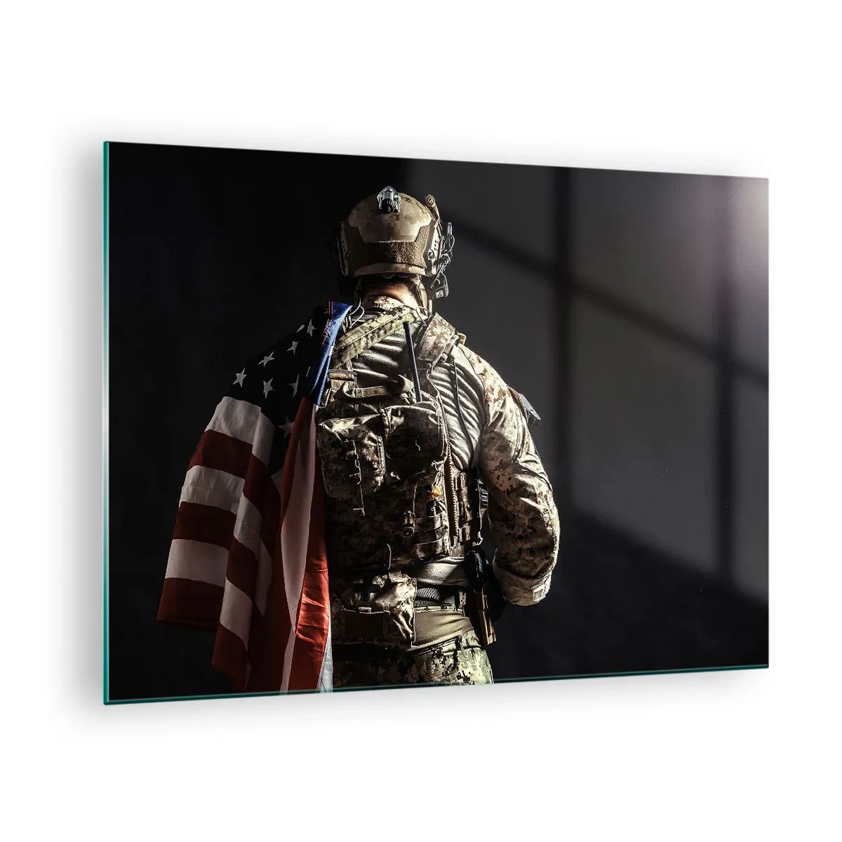 Billede på glas - En soldat med et amerikansk flag mod en mørk baggrund - 70x50cm - Det er grunden til, at - Moderne vægdekoration til stue og soveværelse ARTTOR