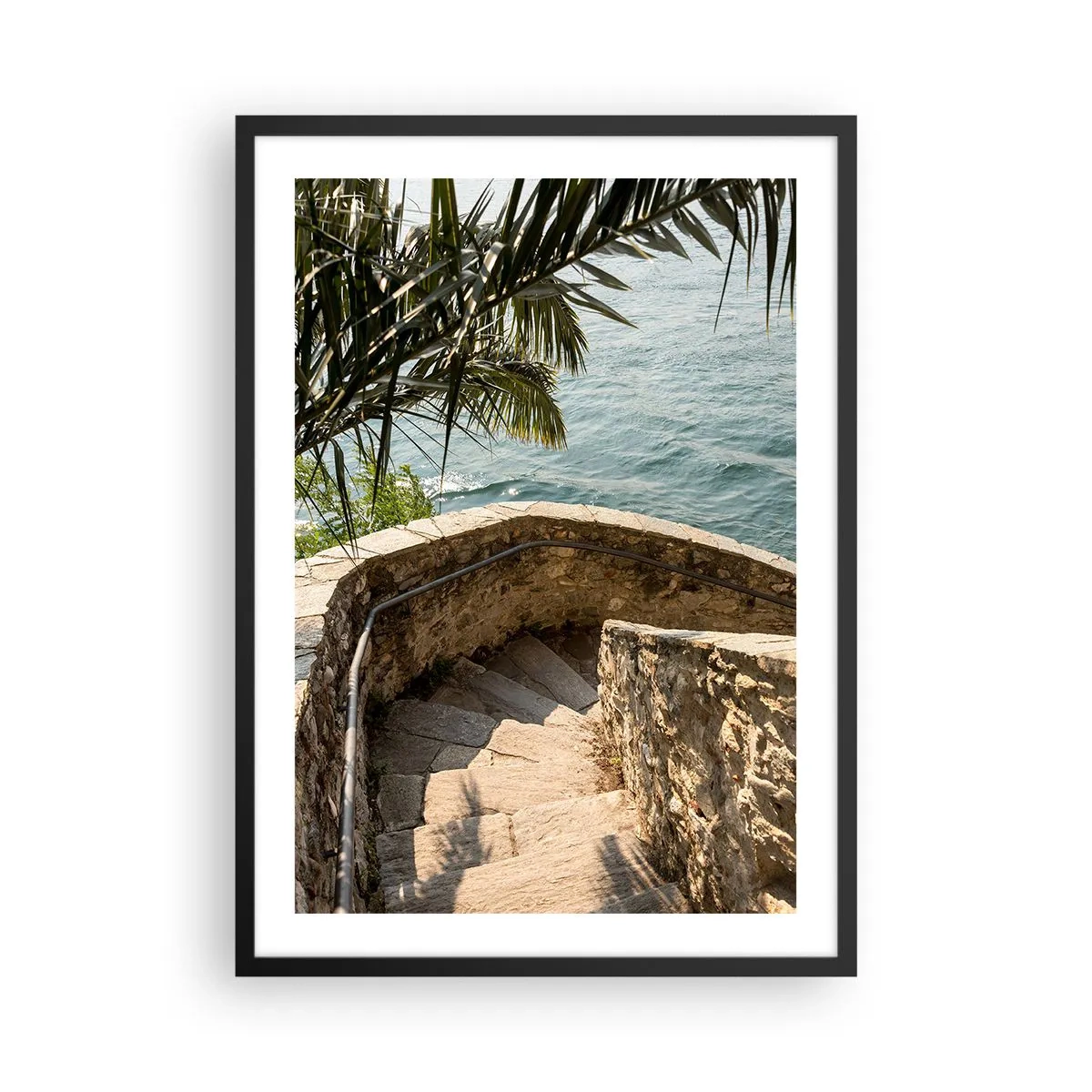 Plakat i sort ramme - En stenvindeltrappe, der fører mod havet, omkranset af palmer - 50x70cm - Under Italiens sol - Moderne vægdekoration til stue og soveværelse ARTTOR