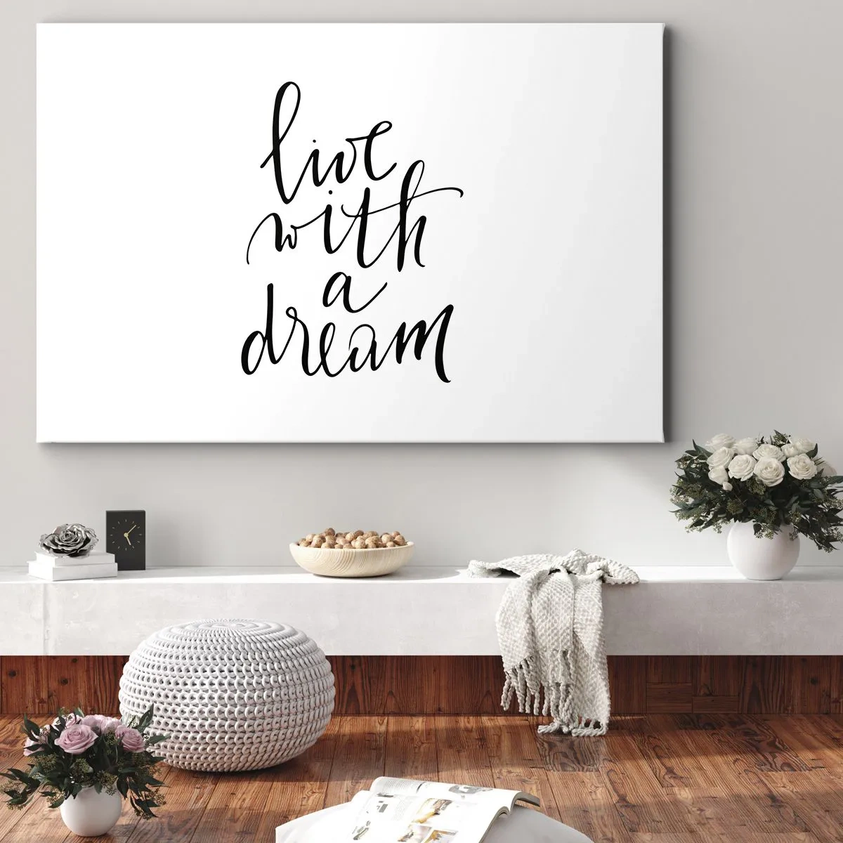 Lærredstryk - Billede på lærred - Et minimalistisk maleri med ordene 'lev med en drøm' i sort på en hvid baggrund. - 70x50cm - Of course - Moderne vægdekoration til stue og soveværelse ARTTOR
