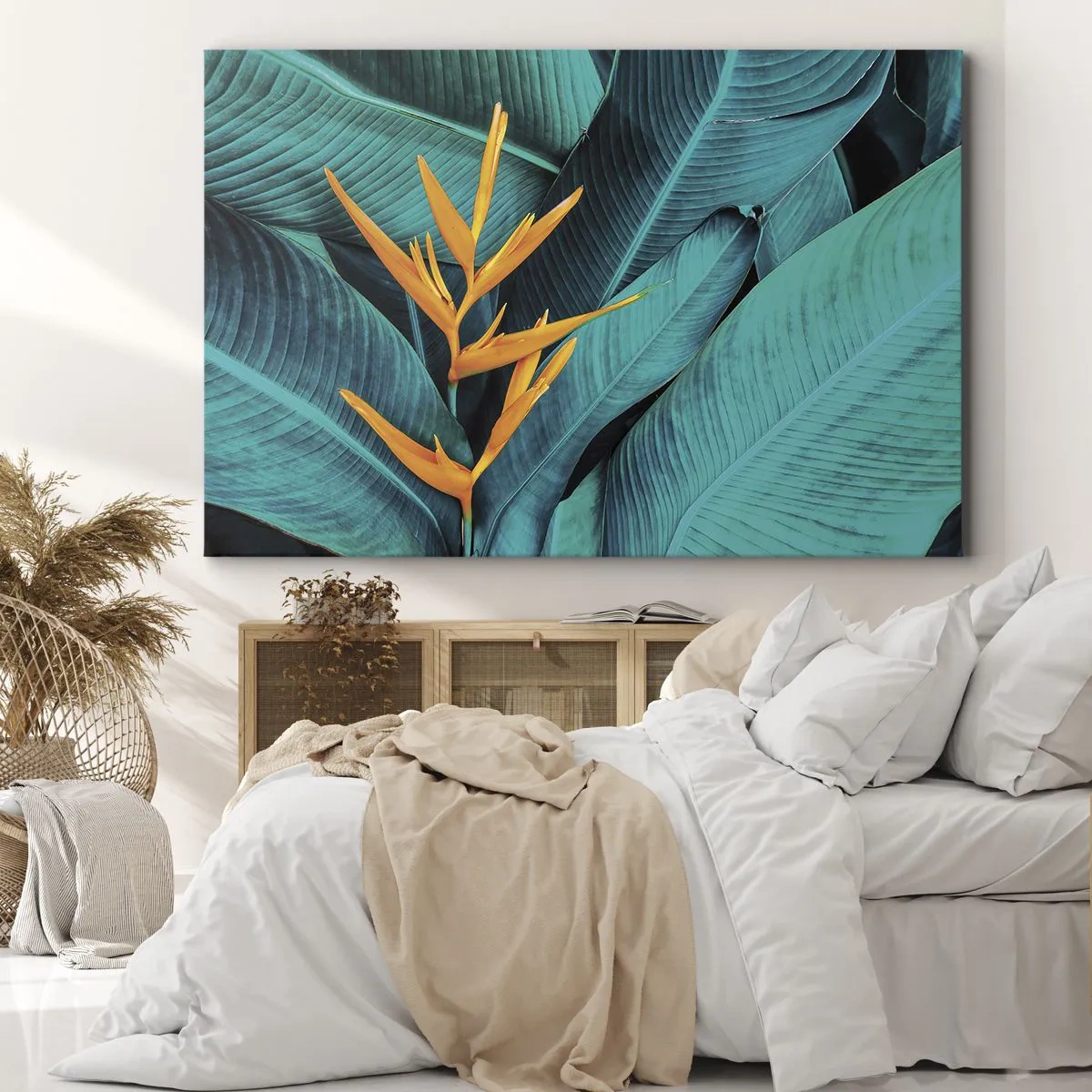 Lærredstryk - Billede på lærred - En eksotisk blomst på en baggrund af bananblade i turkise nuancer. - 70x50cm - Edens blomst - Moderne vægdekoration til stue og soveværelse ARTTOR