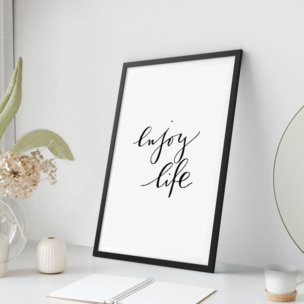 Plakat i sort ramme - Minimalistisk "Nyd livet"-indskrift i sort-hvid - 50x70cm - Intet at tilføje… - Moderne vægdekoration til stue og soveværelse ARTTOR