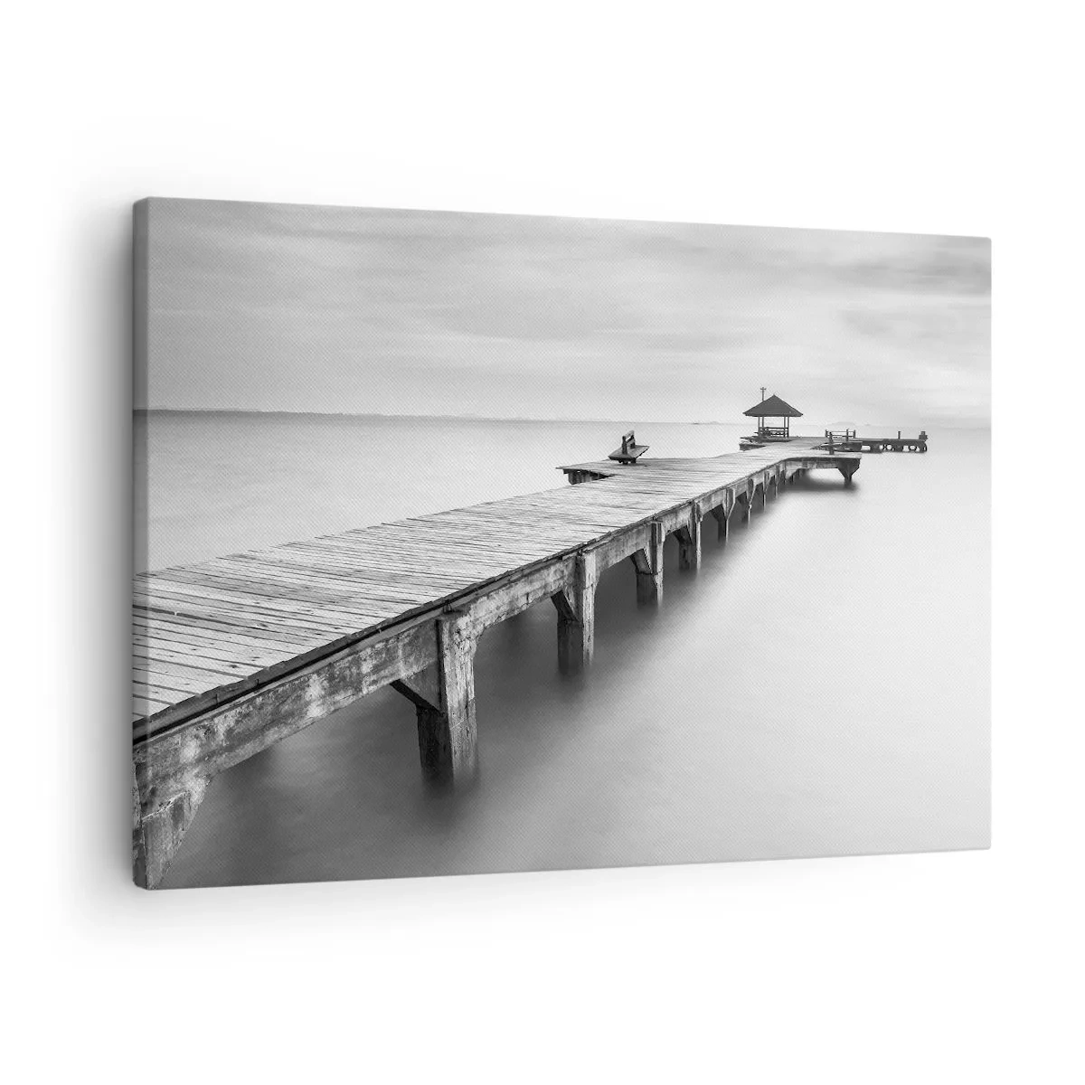 Lærredstryk - Billede på lærred - En sort-hvid visning af en træmole over roligt vand. - 70x50cm - Ind i det fjerne - Moderne vægdekoration til stue og soveværelse ARTTOR