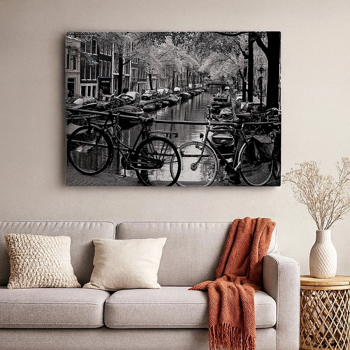 Lærredstryk - Billede på lærred - Kanal med cykler i sort-hvid fotografering - 70x50cm - En meget hollandsk udsigt - Moderne vægdekoration til stue og soveværelse ARTTOR