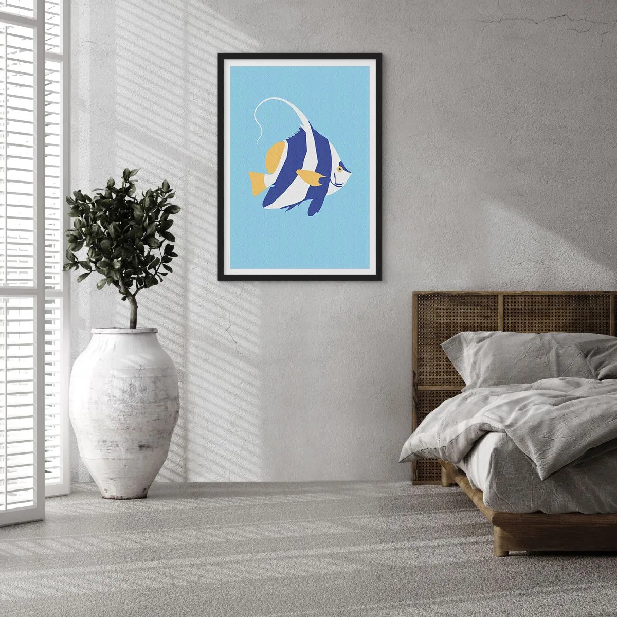 Plakat i sort ramme - En minimalistisk grafik af en eksotisk fisk på en blå baggrund. - 50x70cm - Savner tropisk vand - Moderne vægdekoration til stue og soveværelse ARTTOR