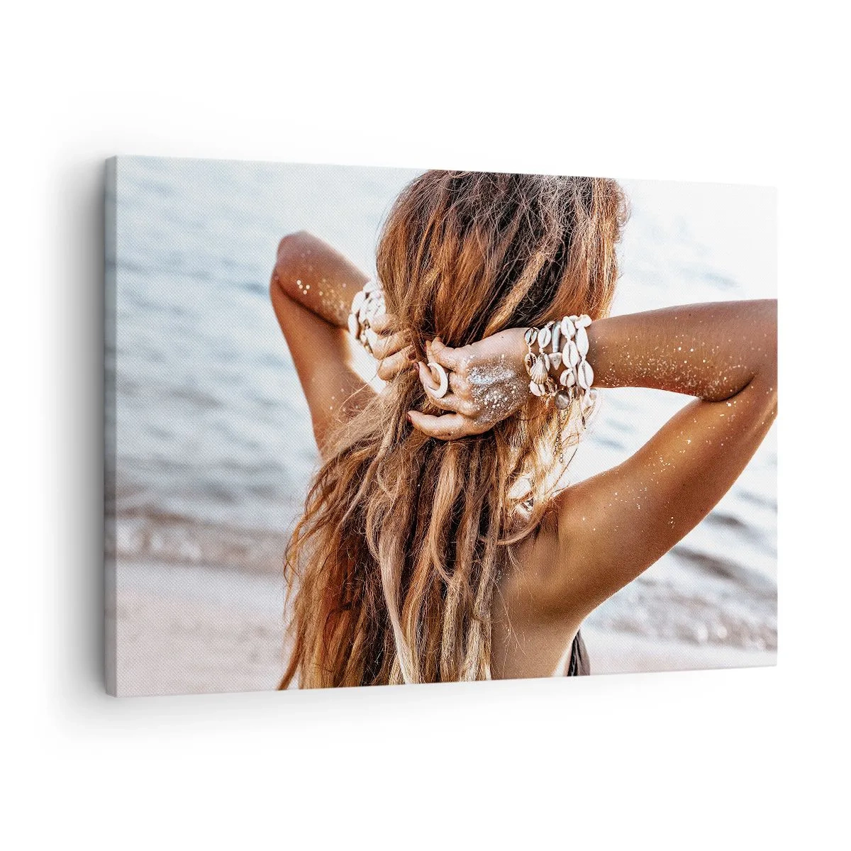 Lærredstryk - Billede på lærred - En kvinde på stranden med håret, der flagrer i solen - 70x50cm - Søster af vand og solskin - Moderne vægdekoration til stue og soveværelse ARTTOR