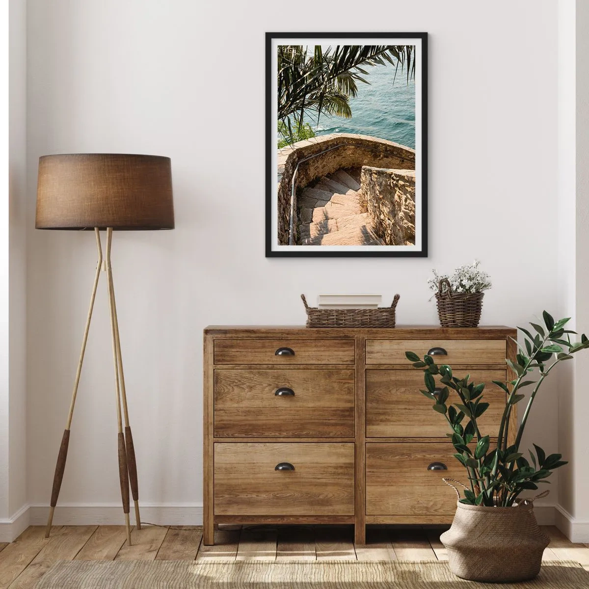 Plakat i sort ramme - En stenvindeltrappe, der fører mod havet, omkranset af palmer - 50x70cm - Under Italiens sol - Moderne vægdekoration til stue og soveværelse ARTTOR