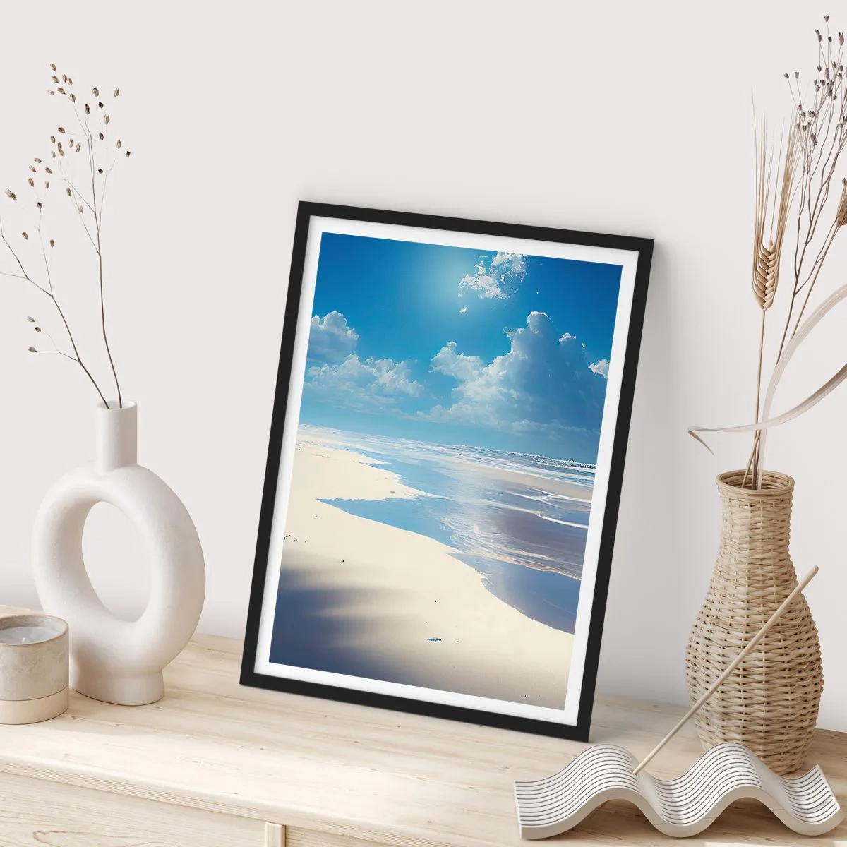 Plakat i sort ramme - En solrig strand med himlen spejlet i vandet - 50x70cm - Ferie i paradis - Moderne vægdekoration til stue og soveværelse ARTTOR