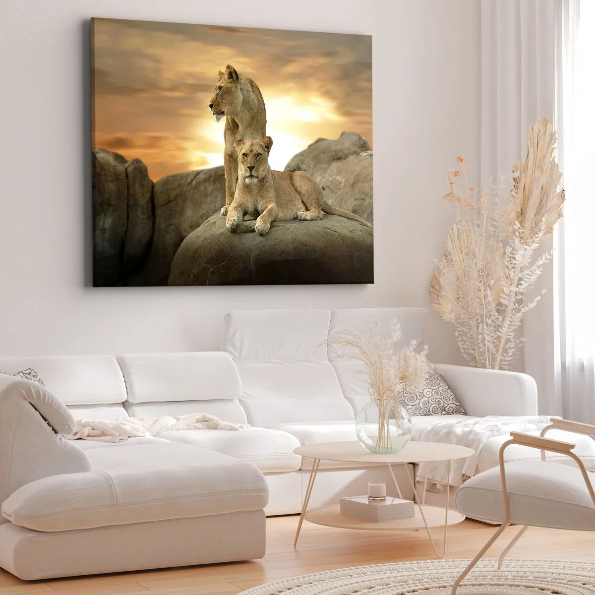 Lærredstryk - Billede på lærred - To løvinder hviler på en klippe under solnedgang - 70x50cm - Kongelig majestæt - Moderne vægdekoration til stue og soveværelse ARTTOR