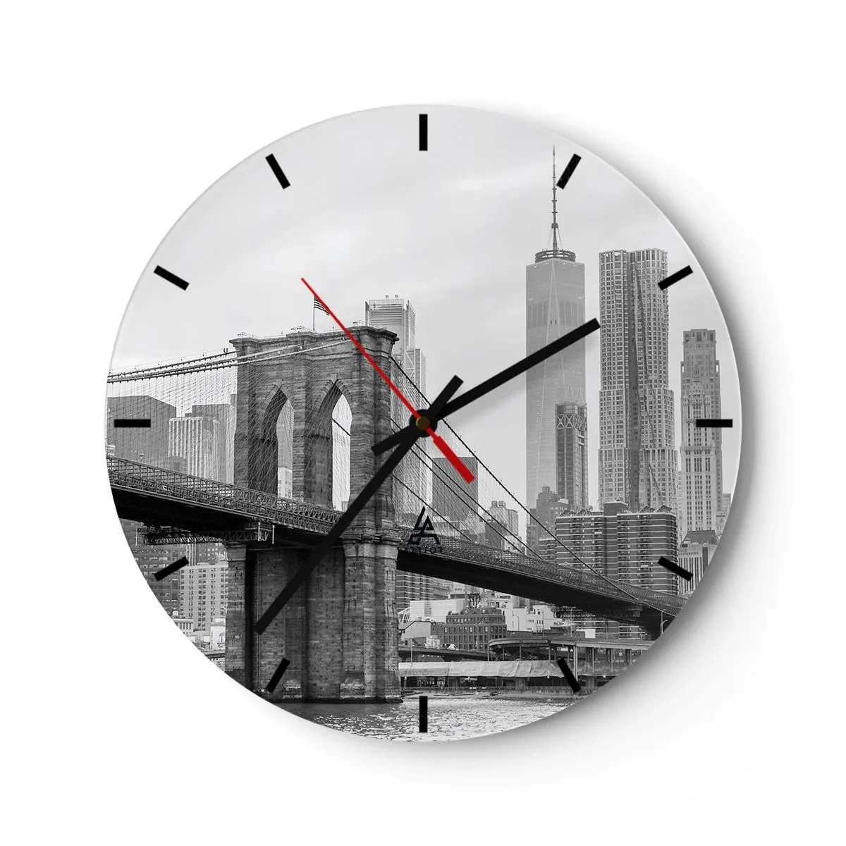 Vægur, Uret - Brooklyn Bridge mod byens skyline i sort og hvid - 30x30cm - New York stemning - Moderne vægdekoration til stue, køkken og soveværelse ARTTOR