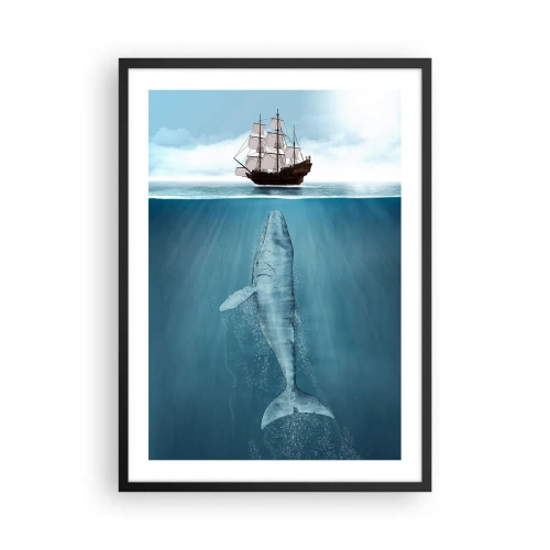 Plakat i sort ramme - Et skib på vandoverfladen med en hval under, i et surrealistisk billede - 50x70cm - Bedre ikke at vide - Moderne vægdekoration til stue og soveværelse ARTTOR