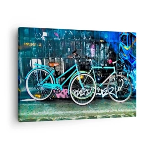 Lærredstryk - Billede på lærred - To turkise cykler mod en urban graffiti-baggrund. - 70x50cm - Byen skriger - Moderne vægdekoration til stue og soveværelse ARTTOR