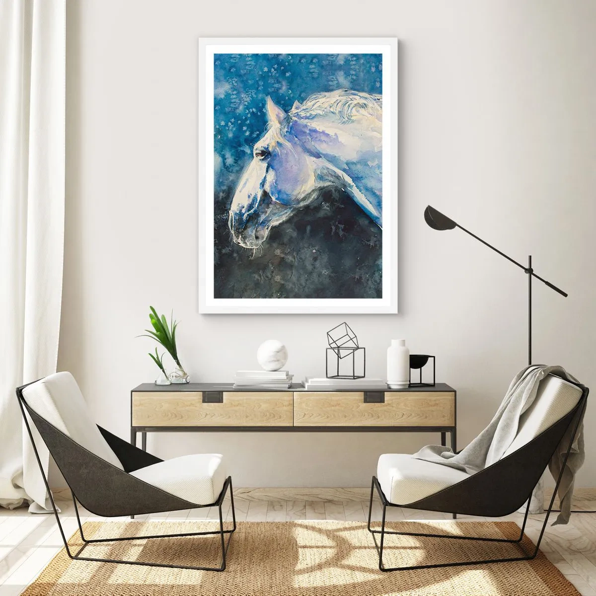Plakat i hvid ramme - Portræt i et blåt skær - 70x100 cm