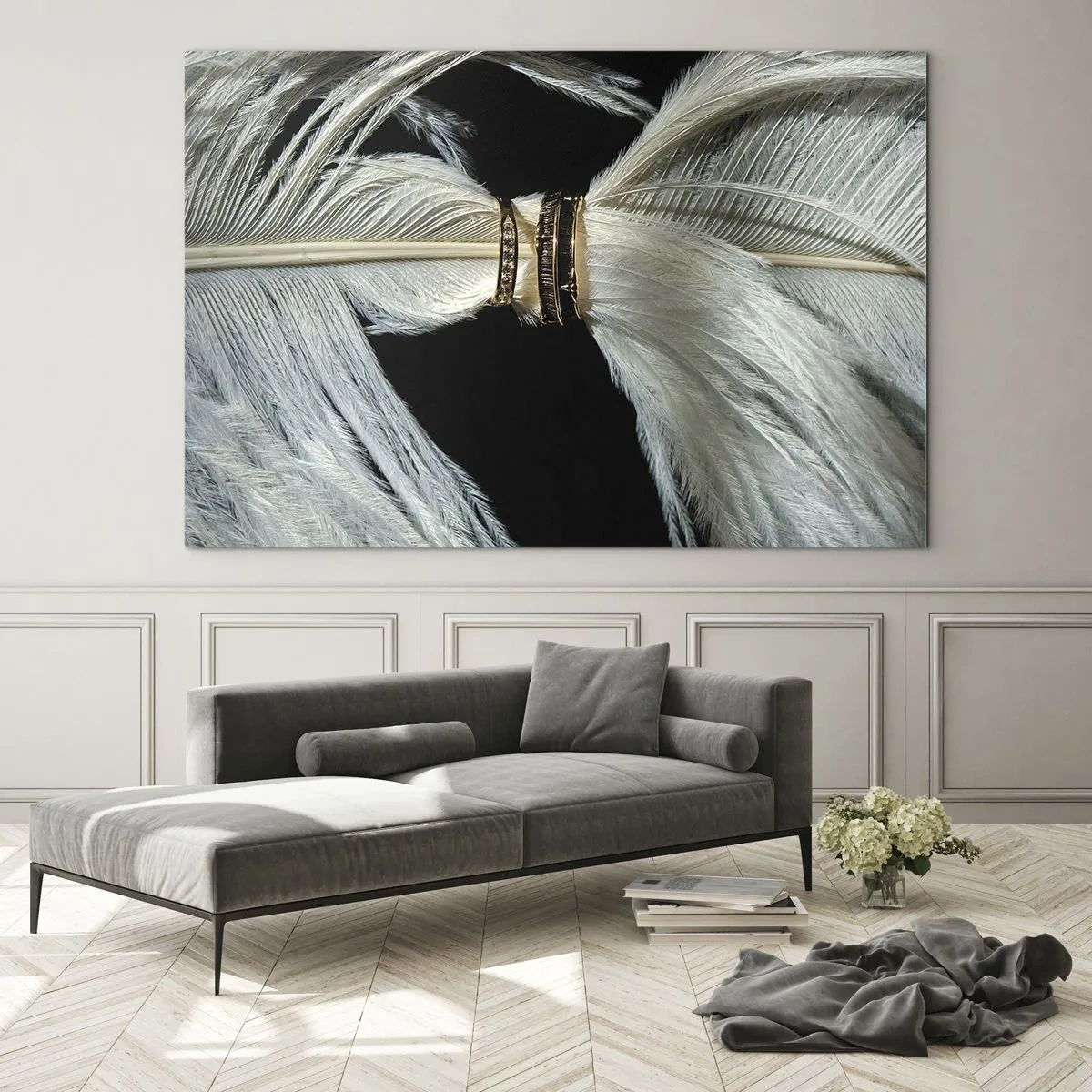 Billede på glas - Nærbillede af vielsesringe på hvide fjer mod en sort baggrund - 70x50cm - ...og jeg vil ikke forlade dig... - Moderne vægdekoration til stue og soveværelse ARTTOR