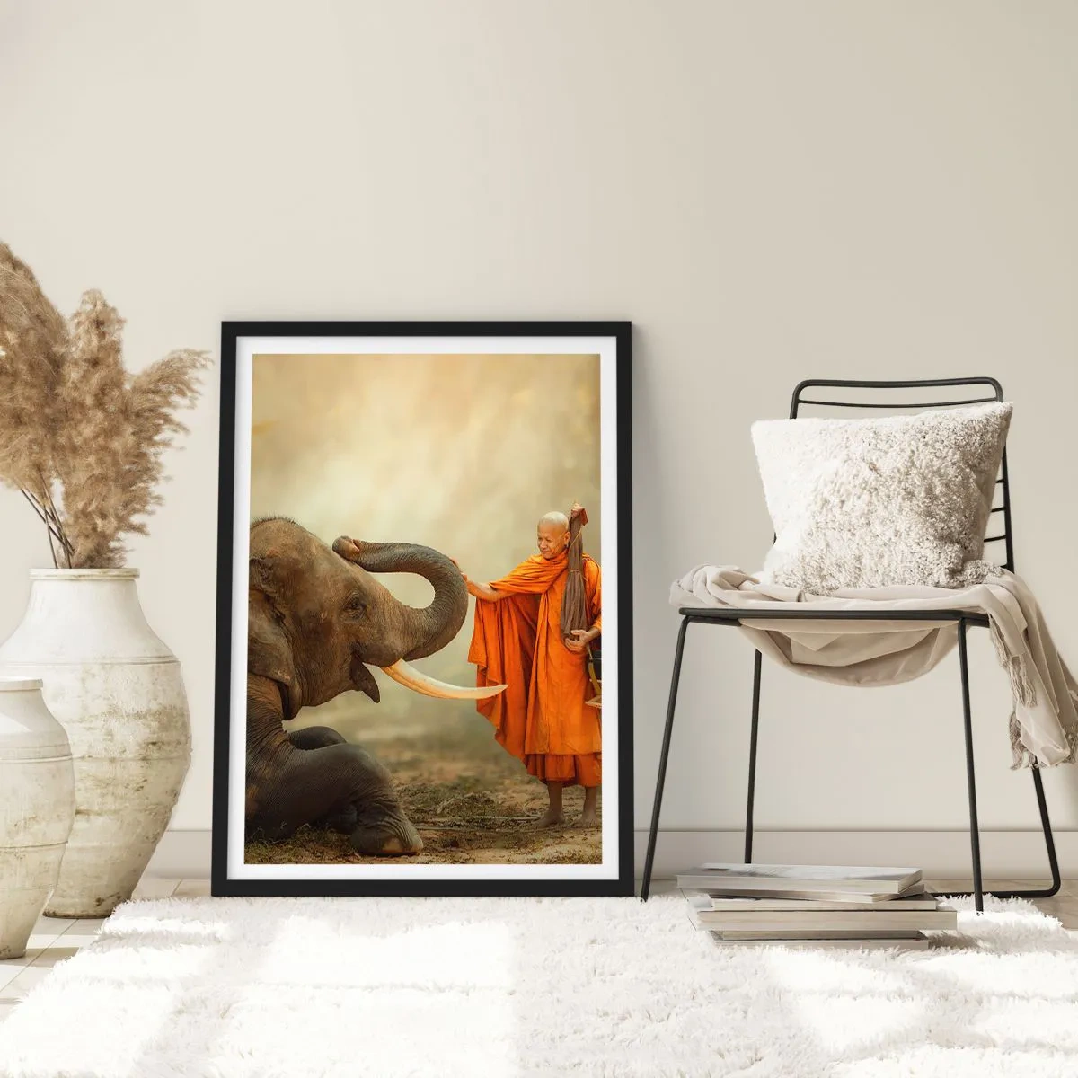 Plakat i sort ramme - En munk i en orange kåbe med en elefant i baggrunden - 50x70cm - Møde på ferien - Moderne vægdekoration til stue og soveværelse ARTTOR