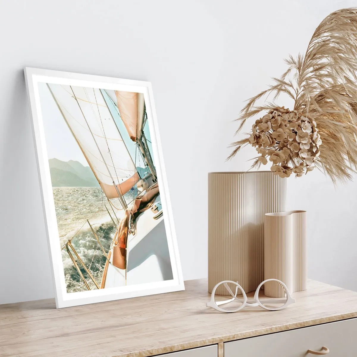 Plakat i hvid ramme - Under fulde sejl - 70x100 cm
