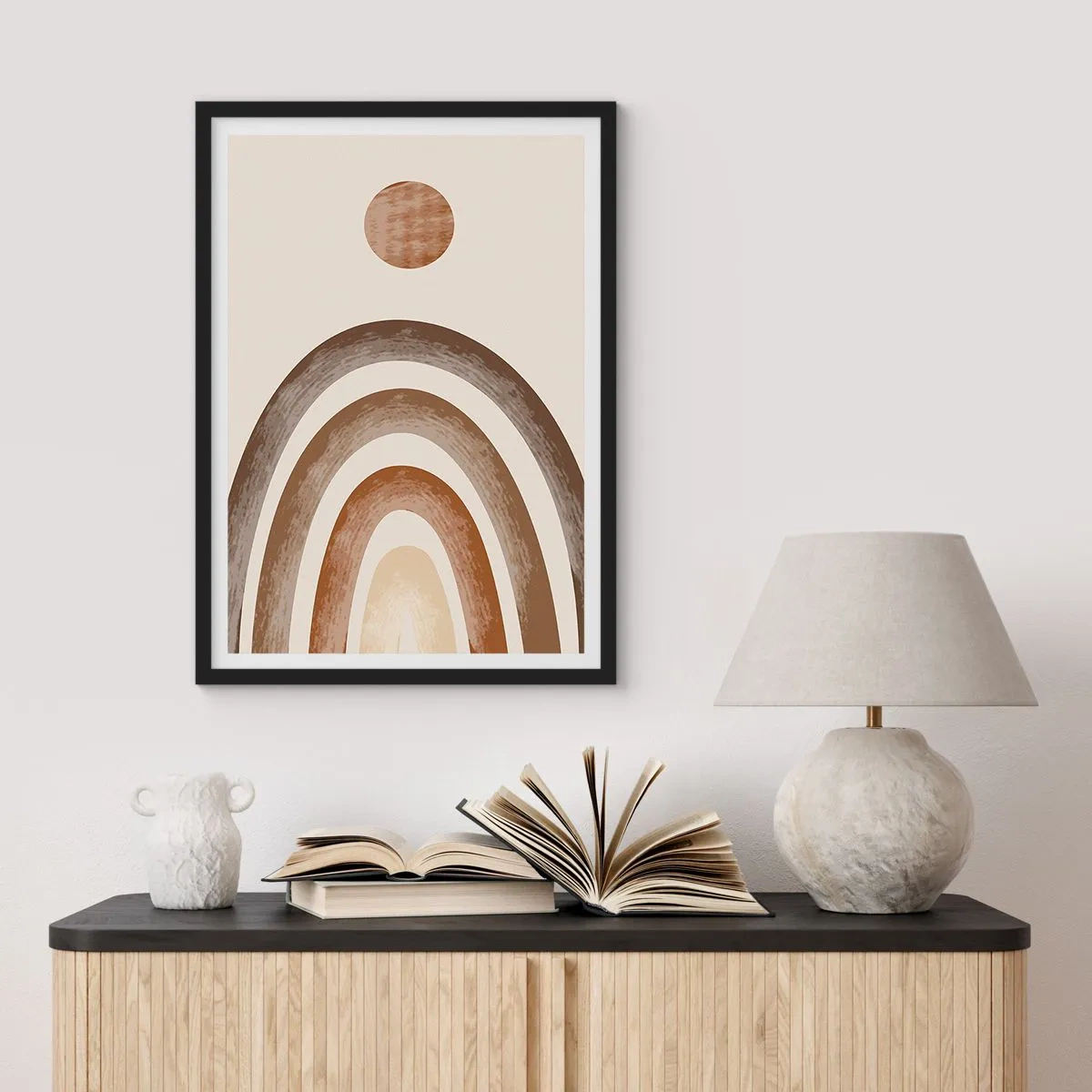Plakat i sort ramme - Abstrakt motiv af buer og sol i jordfarver - 50x70cm - I en galakse langt, langt væk - Moderne vægdekoration til stue og soveværelse ARTTOR