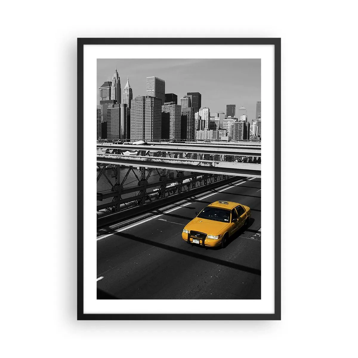 Plakat i sort ramme - En gul taxa mod en sort og hvid bybaggrund - 50x70cm - Storbyens farve - Moderne vægdekoration til stue og soveværelse ARTTOR