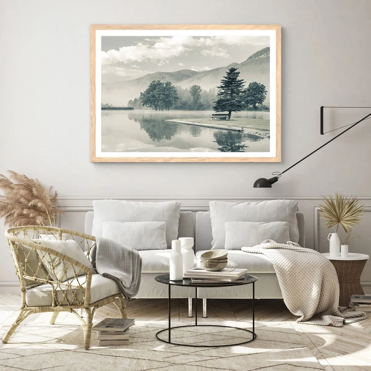 Plakat i ramme af lyst egetræ - Søen sover stadig - 100x70 cm