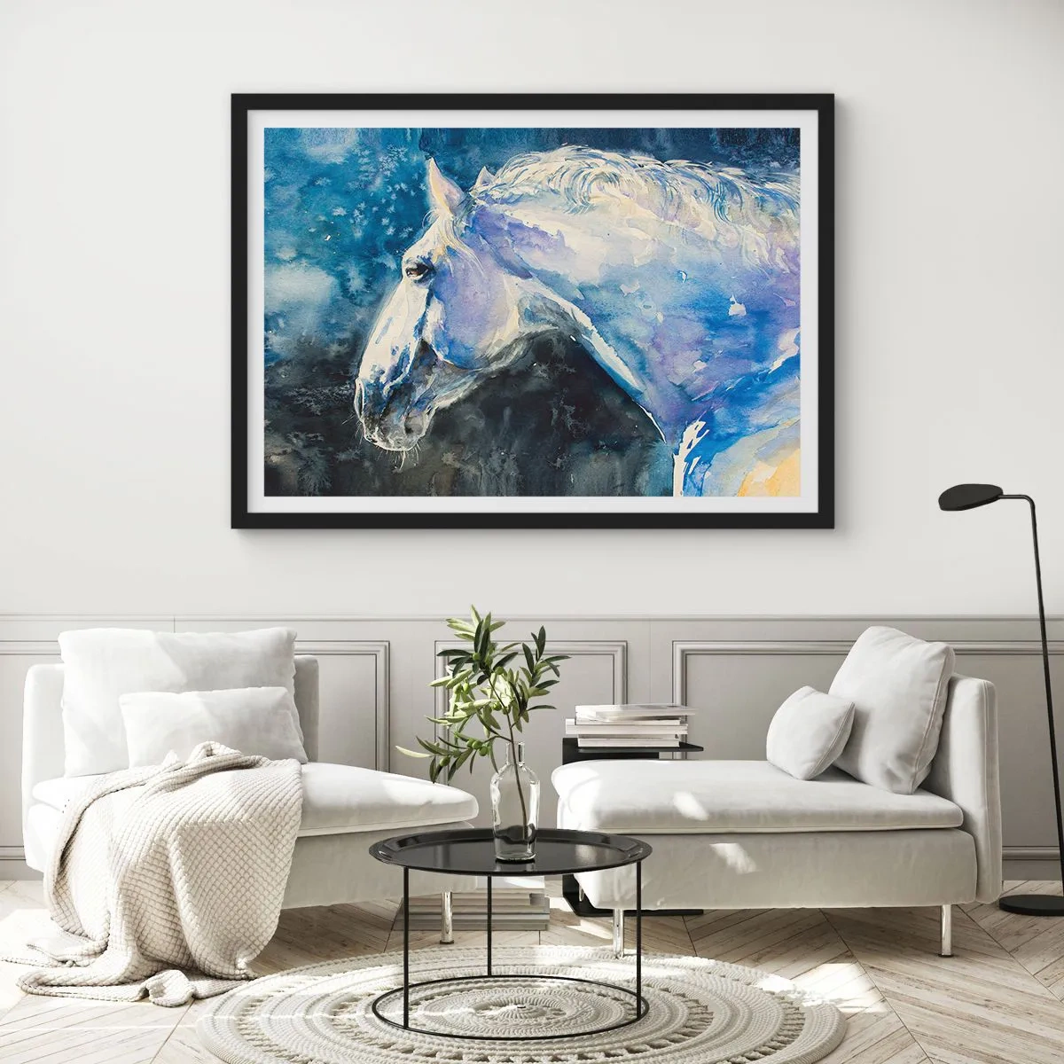 Plakat i sort ramme - Portræt i et blåt skær - 70x50 cm