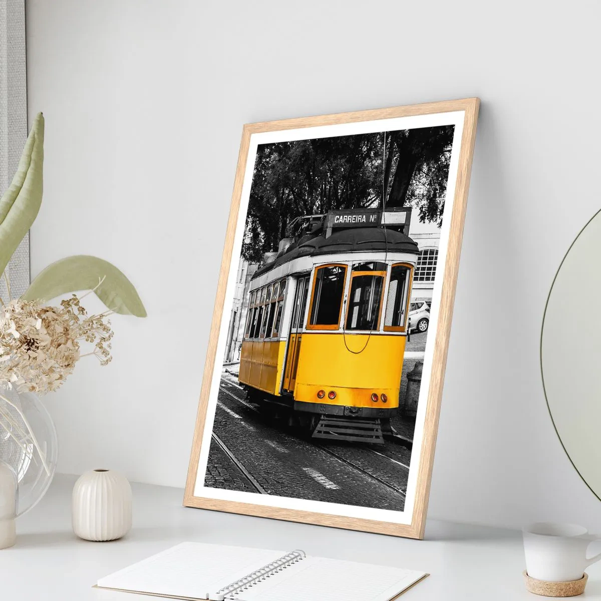 Plakat i ramme af lyst egetræ - Og en fado i baggrunden - 61x91 cm