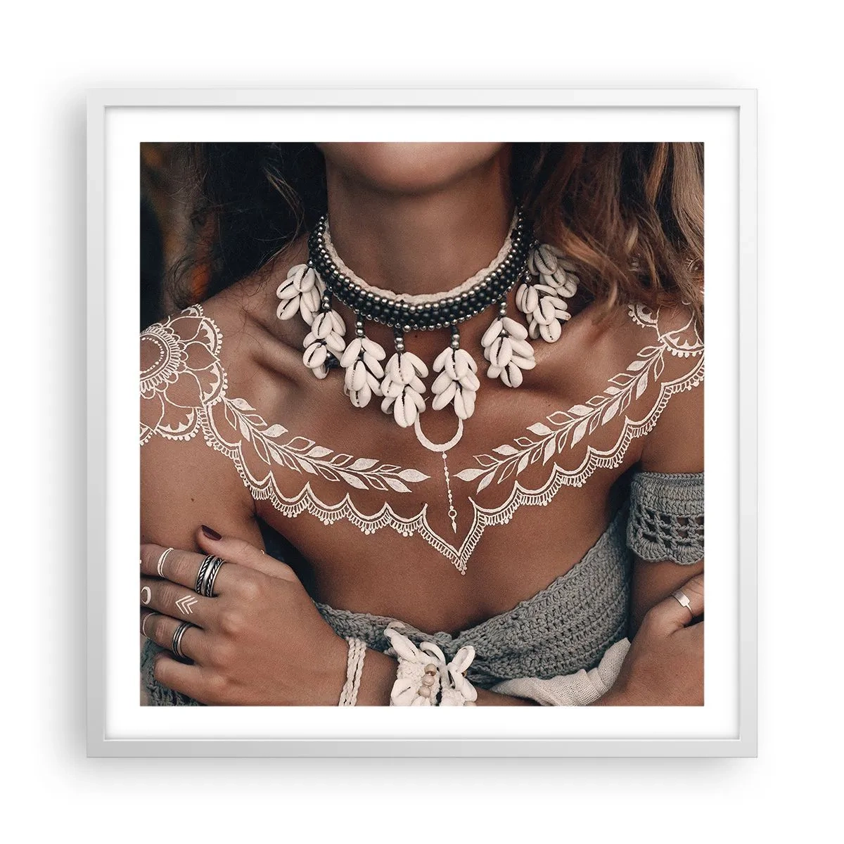 Plakat i hvid ramme - Talismaner, ritualer om kvindelighed - 60x60 cm