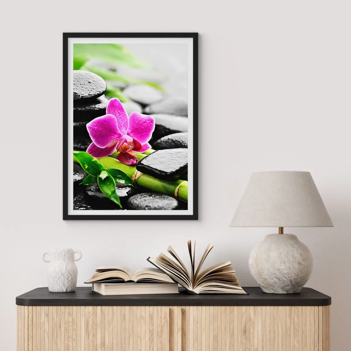 Plakat i sort ramme - Lilla orkidé på våde sten og grønne blade - 50x70cm - I en fredelig balance - Moderne vægdekoration til stue og soveværelse ARTTOR